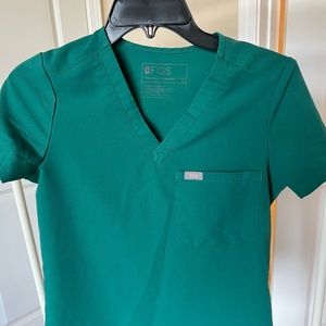 FIGS XXS One Pocket Scrub Top in Hunter Green